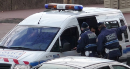 Lyon : il jette sa fille par la fenêtre Lyon : il jette sa fille par la fenêtre