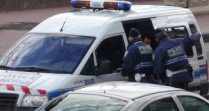 Lyon : col&egrave;re apr&egrave;s la non incarc&eacute;ration d&rsquo;un mineur qui avait fonc&eacute; sur des policiers