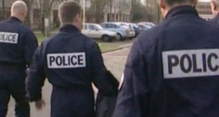 Vaulx-en-Velin : il frappe sa femme et ses enfants Vaulx-en-Velin : il frappe sa femme et ses enfants