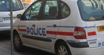 Ils volaient dans les sacs à main des jeunes filles Ils volaient dans les sacs à main des jeunes filles