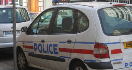 Rhône : un fourgon de policiers pris pour cible par un tireur embusqué