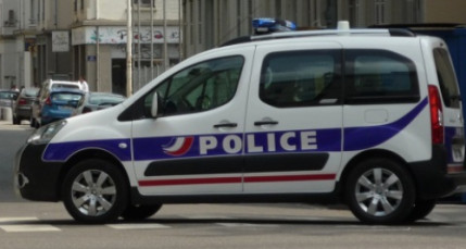 Ag&eacute;e de 19 ans, elle menace sa m&egrave;re et son fr&egrave;re avec un couteau