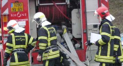 Une voiture en feu dans un garage à Villeurbanne lundi matin Une voiture en feu dans un garage à Villeurbanne lundi matin