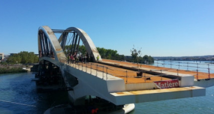 L’installation de la dernière parcelle du pont Raymond-Barre aura lieu en fin de semaine L’installation de la dernière parcelle du pont Raymond-Barre aura lieu en fin de semaine