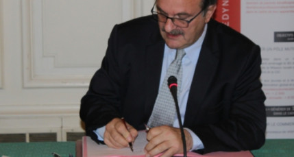 Signature d'une convention entre Carrefour et la pr&eacute;fecture pour favoriser l'emploi