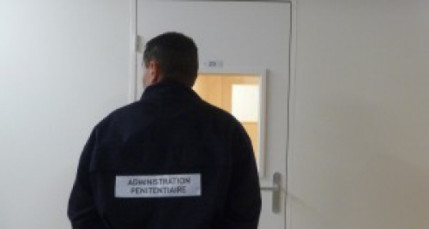 Coups de poing, &eacute;tranglement sur les d&eacute;tenus : une prison pr&egrave;s de Lyon point&eacute;e du doigt