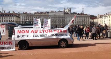 Lyon : 800 manifestants contre "les grands projets inutiles" Lyon : 800 manifestants contre "les grands projets inutiles"