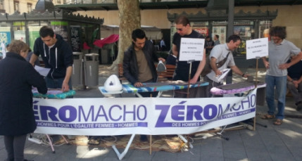 Des hommes repassent pour l'&eacute;galit&eacute; homme-femme dans les t&acirc;ches m&eacute;nag&egrave;res