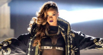 Rihanna fait monter la température avec un fan ! Rihanna fait monter la température avec un fan !