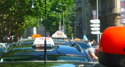 Un chauffeur de taxi menace d’un couteau un client