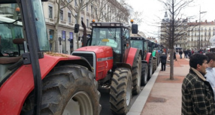 Rh&ocirc;ne : il termine le d&eacute;fil&eacute; des conscrits en ayant un accident avec un tracteur