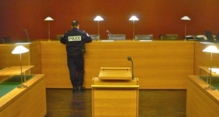 Jug&eacute;s pour non-assistance &agrave; une personne bless&eacute;e par balles