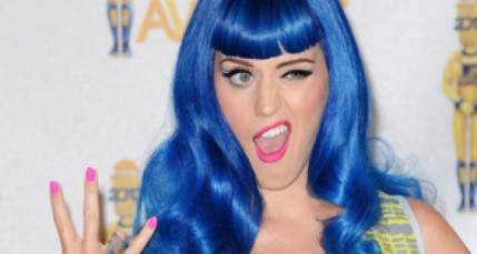 Katy Perry chante pour la première de son biopic