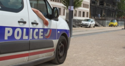 Apr&egrave;s un vol &agrave; l'arrach&eacute;, il jette son arme dans une benne