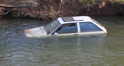Irigny : occupé, l’homme ne s’aperçoit pas que sa voiture coule dans le Rhône Irigny : occupé, l’homme ne s’aperçoit pas que sa voiture coule dans le Rhône