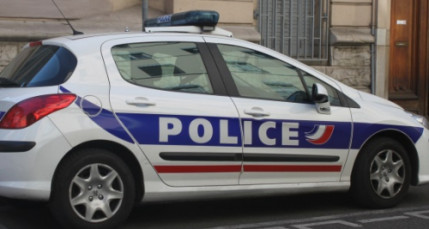 Deux hommes agressent un de leurs amis Deux hommes agressent un de leurs amis
