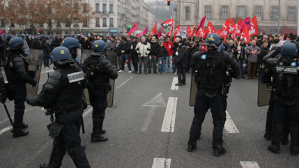 D&eacute;bordements lors de la manif anti-FN : les organisateurs taclent la police et les provocateurs