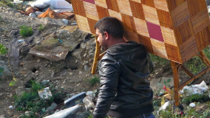 Bron : les familles roms expulsées construisent un nouveau camp Bron : les familles roms expulsées construisent un nouveau camp