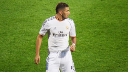 Blessé au genou, Karim Benzema poursuit sa rééducation à Lyon Blessé au genou, Karim Benzema poursuit sa rééducation à Lyon