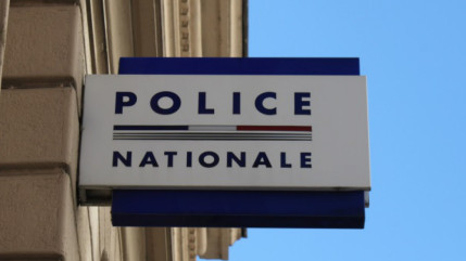 Rh&ocirc;ne : elle am&egrave;ne au commissariat la console de jeux et l'ordinateur de son fils