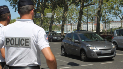 Arr&ecirc;t&eacute; pour vol de scooter, il est retrouv&eacute; en possession d'une casquette de police