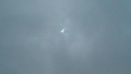Eclipse à Lyon : une centaine d'observateurs optimistes sur la place Bellecour Eclipse à Lyon : une centaine d'observateurs optimistes sur la place Bellecour