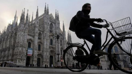 Rome a annoncé l'interdiction de toute circulation automobile aujourd'hui et demain, imitant ainsi une mesure prise à Milan contre la pollution Rome a annoncé l'interdiction de toute circulation automobile aujourd'hui et demain, imitant ainsi une mesure prise à Milan contre la pollution