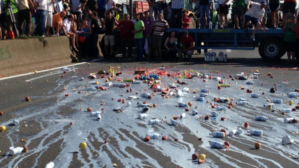 Crise des &eacute;leveurs : le ministre de l'Agriculture St&eacute;phane Le Foll recevra lundi les repr&eacute;sentants de la grande distribution