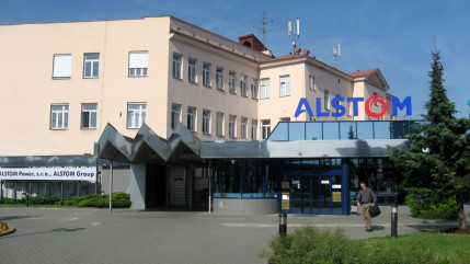 Le ministre de l'Economie, Emmanuel Macron, donne le feu vert au rachat des activit&eacute;s &eacute;nerg&eacute;tiques d'Alstom par General Electric