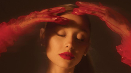 Ariana Grande présente son nouvel album, "Eternal Sunshine"