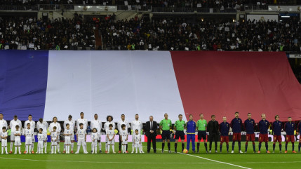 Un immense drapeau tricolore et La Marseillaise ont marqué l'avant-match entre le Real Madrid et le FC Barcelone hier soir