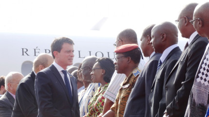 Manuel Valls s’est recueilli hier près de l’hôtel Splendid de Ouagadougou, l’un des sites attaqués le 15 janvier par un commando d’Al-Qaida Manuel Valls s’est recueilli hier près de l’hôtel Splendid de Ouagadougou, l’un des sites attaqués le 15 janvier par un commando d’Al-Qaida