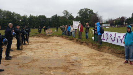 Chantier du Grand Stade de l'OL : une cinquantaine d'opposants font face aux policiers