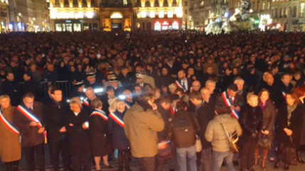 Un an après les attentats de Charlie hebdo, le journal satirique sort un numéro spécial tiré à un million d'exemplaires pour commémorer la tragédie Un an après les attentats de Charlie hebdo, le journal satirique sort un numéro spécial tiré à un million d'exemplaires pour commémorer la tragédie