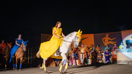 Depuis 42 ans, ce village du Rh&ocirc;ne cr&eacute;e un spectacle qui attire plus de monde que sa population