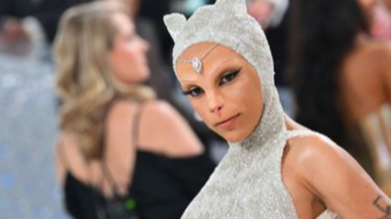 Doja Cat se métamorphose en chat ! Doja Cat se métamorphose en chat !