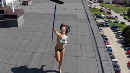 Une femme top-less se bat avec un drone! Une femme top-less se bat avec un drone!