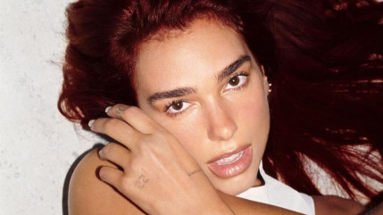 Dua Lipa dans les rues de Londres pour faire écouter son nouveau single Dua Lipa dans les rues de Londres pour faire écouter son nouveau single