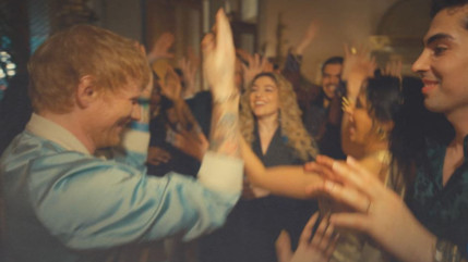 Ed Sheeran livre une puissante ode à la fête avec le clip de "Azizam" Ed Sheeran livre une puissante ode à la fête avec le clip de "Azizam"