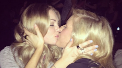 Ellie Goulding: à défaut de son mec elle embrasse sa pote! Ellie Goulding: à défaut de son mec elle embrasse sa pote!