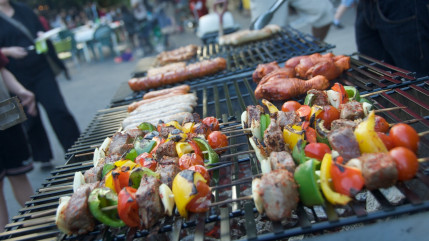 8,5 millions de Français devraient participer ce vendredi à la Fête des Voisins. 1100 villes et bailleurs sociaux sont partenaires de cette 15e édition 8,5 millions de Français devraient participer ce vendredi à la Fête des Voisins. 1100 villes et bailleurs sociaux sont partenaires de cette 15e édition