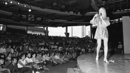 France Gall : 6 ans après sa mort, on retrouve un titre inédit d'elle avec la voix de Michel Berger ! France Gall : 6 ans après sa mort, on retrouve un titre inédit d'elle avec la voix de Michel Berger !