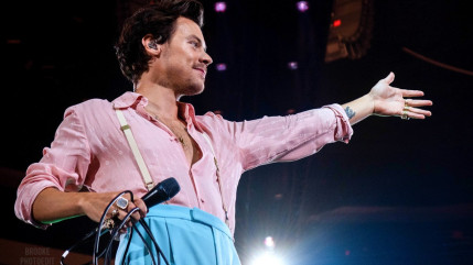 Harry Styles blessé après avoir reçu un objet en plein visage 