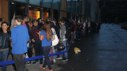 Lancement de l'iPhone 6 à Lyon : des centaines de personnes dans l'attente, parfois sous l'eau Lancement de l'iPhone 6 à Lyon : des centaines de personnes dans l'attente, parfois sous l'eau