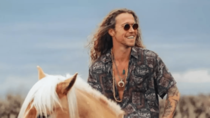 Julien Doré veut organiser une grosse soirée pour ses fans ! Julien Doré veut organiser une grosse soirée pour ses fans !