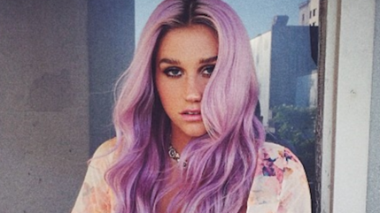 Kesha: Elle vole un dinosaure au musée et se fait choper ! Kesha: Elle vole un dinosaure au musée et se fait choper !