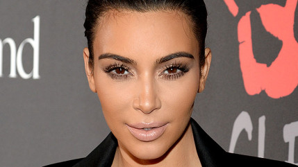 Kim Kardashian présente la couverture gonflée de son nouveau livre ! Kim Kardashian présente la couverture gonflée de son nouveau livre !