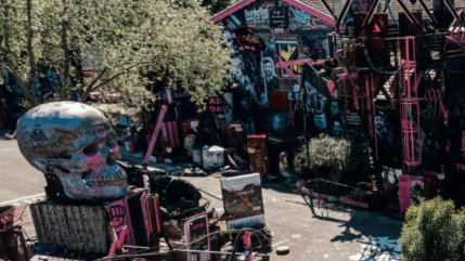 L'ovni artistique de la Demeure du Chaos, officiellement reconnu comme une oeuvre d'art par le gouvernement