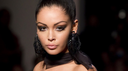 Nabilla : Boîte de nuit, décolleté et insouciance! Nabilla : Boîte de nuit, décolleté et insouciance!