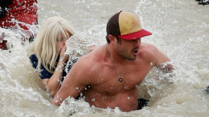 Lady Gaga dans l'eau gelée pour une association !